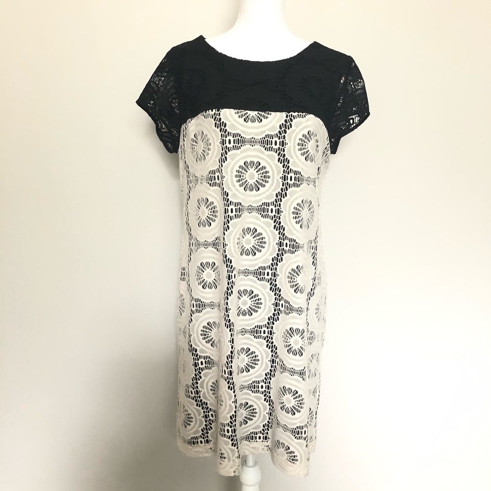 Maggy London Dress Shift Crocheted Floral Flower Lace Lined Overlay Black Ivory